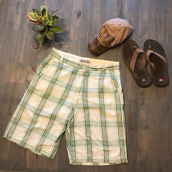 W.R. green and white plaid men’s shorts - Picture 1 of 5